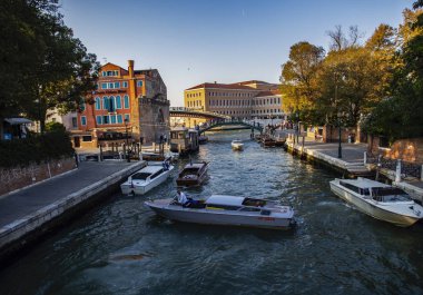 Venice, İtalya - 28 Eylül 2018: Görünüm eski tarihi binalar ve kanalları.