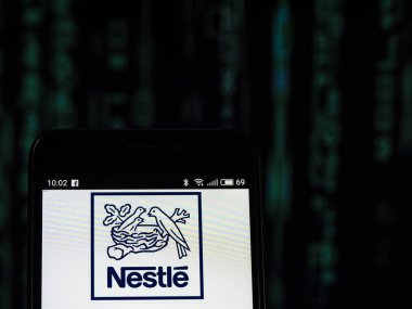 Kiev, Ukrayna - ayarla 27, 2018: logo gördüm Nestle akıllı telefon görüntülenen. Nestle S.A. bir İsviçre Uluslararası yiyecek ve içecek şirketidir