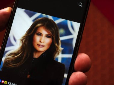Kiev, Ukrayna - 7 Ekim 2018: Portre, First Lady Melania bir akıllı telefon görüntülenen Trump gördüm Facebook hesabı