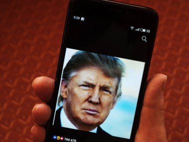 Kiev, Ukrayna - 7 Ekim 2018: Portre, bir akıllı telefon görüntülenen Başkanı Amerika Birleşik Devletleri Donald Trump gördüm Facebook hesabında