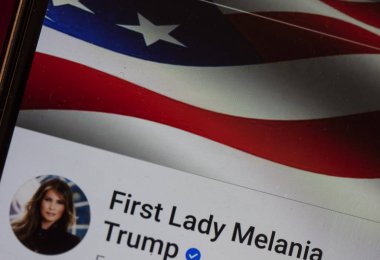 Kiev, Ukrayna - 7 Ekim 2018: First Lady Melania Trump Facebook hesabı bir akıllı telefon görüntülenen gördüm