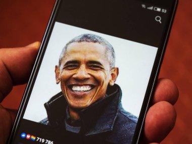Kiev, Ukrayna - 7 Ekim 2018: Portre, Başkan Barack Obama bir akıllı telefon görüntülenen gördüm Facebook hesabı