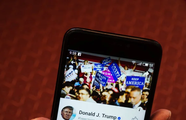 Kiev, Ukrayna - 7 Ekim 2018: bir akıllı telefon görüntülenen Başkanı görülen Amerika Birleşik Devletleri Donald Trump Facebook hesabı