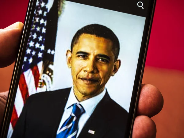 乌克兰基辅 2018年10月7日 奥巴马总统在 Facebook 账户上的肖像显示在智能手机上 — 图库照片