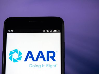 Kiev, Ukrayna - 10 Ekim 2018: Aar Corp logo akıllı telefon görüntülenen gördüm. AAR Corp seferi Hizmetleri küresel ticari, hükümet ve savunma Havacılık Sanayi ve Havacılık bağımsız bir sağlayıcısıdır.
