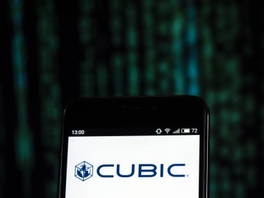 Kiev, Ukrayna - 10 Ekim 2018: Kübik şirket logosu akıllı telefon görüntülenen gördüm. Kübik Corporation bir Amerikan kamu çeşitlendirilmiş sistemleri ve hizmetleri dünya çapında ulaşım ve savunma pazarlara sağlayan kuruluştur.