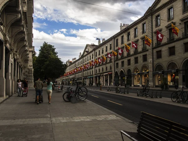 Jeneva Suíça Set 2018 Fila Bandeiras Suíças Rue Corraterie Genebra — Fotografia de Stock