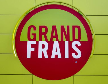 Ferney-Voltaire, Fransa-22 Eylül 2018: Grand Frais logo. Taze ürün ve yiyecek dünyanın bir Fransız süpermarket zinciri uzmanlaşmış Grand Frais olduğunu.