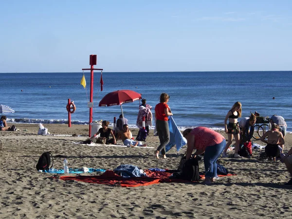 Emberek Pihennek Tengerparton Ostia Rom — Stock Fotó