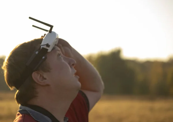 Piloto Drones Con Auriculares Visión Primera Persona Joven Conduciendo Quad —  Fotos de Stock
