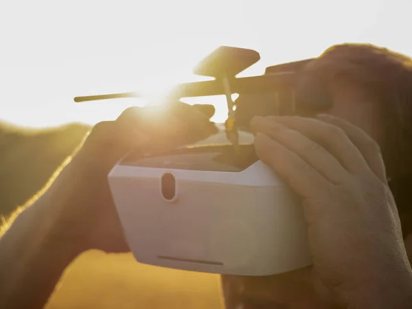 Piloto Drones Con Auriculares Visión Primera Persona Joven Conduciendo Quad —  Fotos de Stock