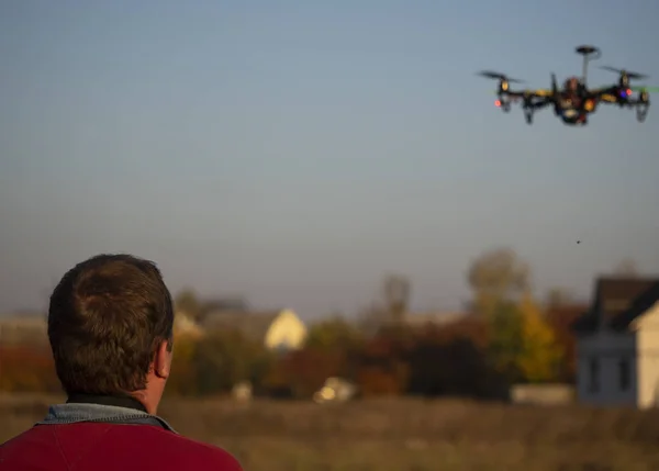 Homme Opérant Drone Avec Télécommande — Photo