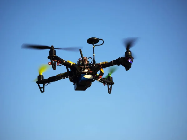 Fliegende Drohne Mit Blauem Himmel Hintergrund — Stockfoto