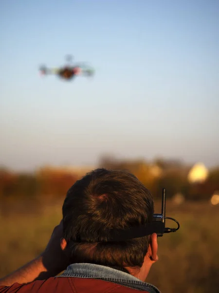 Mann Bedient Drohne Mit Fernbedienung — Stockfoto