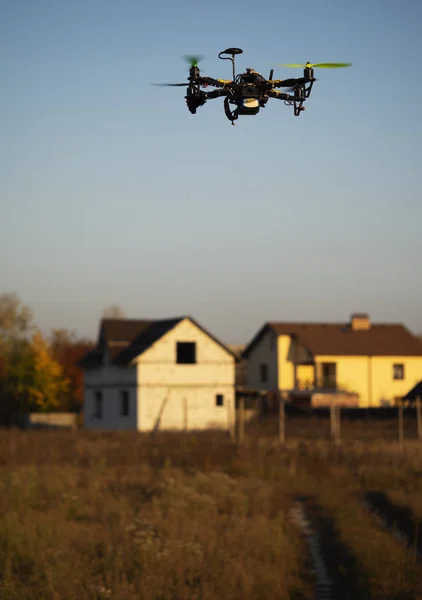 在农村建筑上空飞翔的无人机 — 图库照片