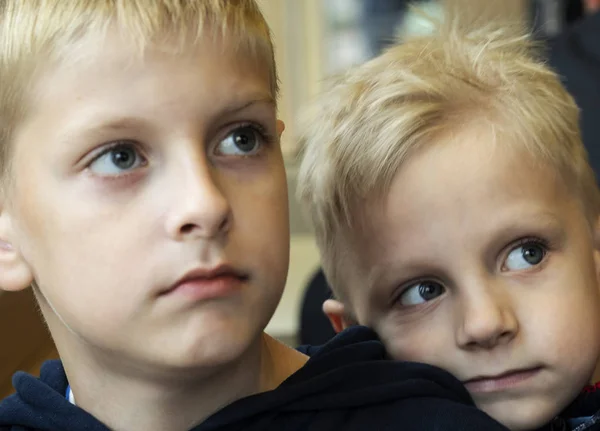 Zwei Kaukasische Jungen Blauäugig Blond Bruder — Stockfoto