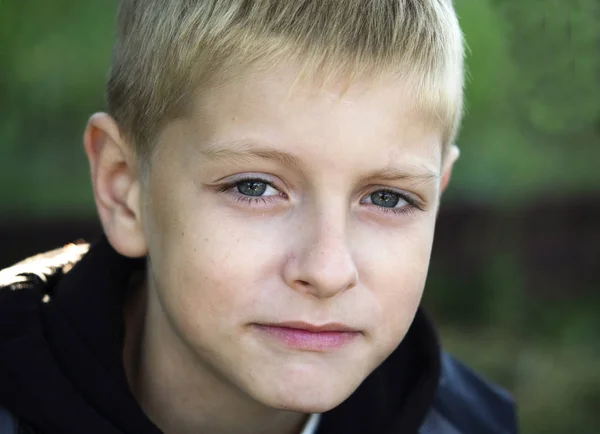 Счастливый Кавказский Портрет Мальчика Открытом Воздухе — стоковое фото