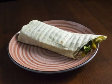 tavuk rulo sağlıklı beslenme için salata ile