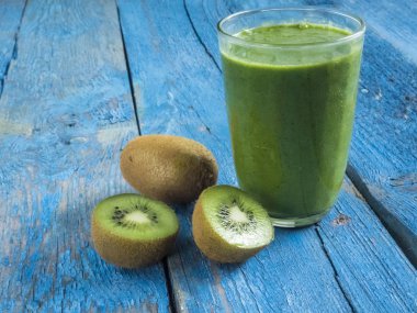 Kivi smoothies ve kivi ahşap adam üzerinde kilo kaybı için