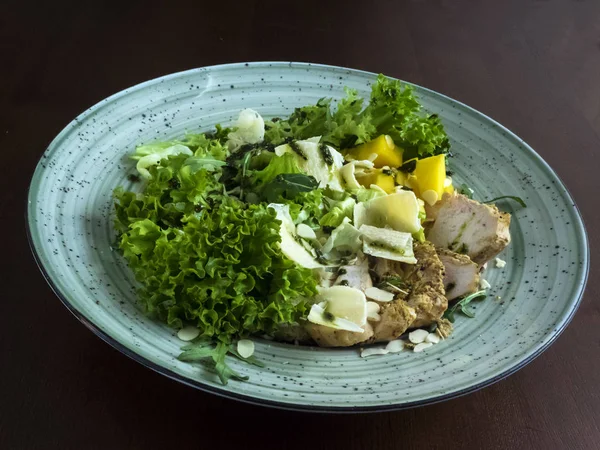 Salada Com Frango Parmesão — Fotografia de Stock