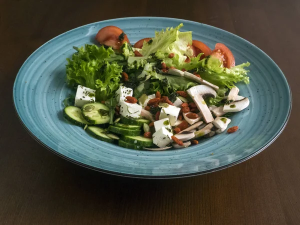 Salada Com Cogumelos Tomates Pepino Queijo Feta — Fotografia de Stock