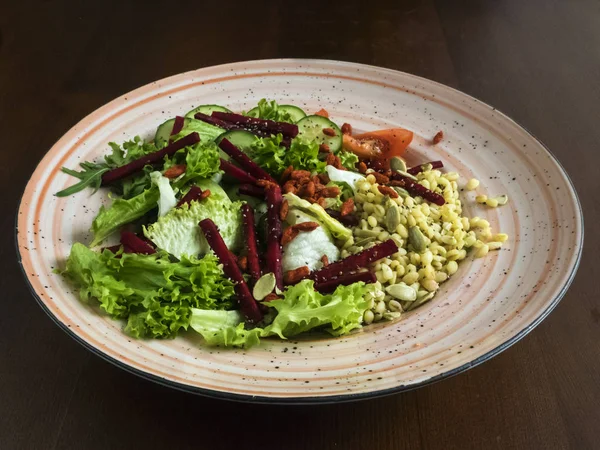 Salada Com Granola Tomate Beterraba Pepino — Fotografia de Stock