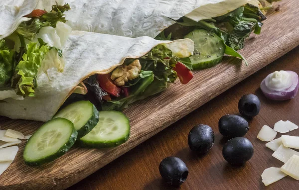 Rollen Mit Huhn Feta Käse Tomaten Oliven Roten Zwiebeln Und — Stockfoto