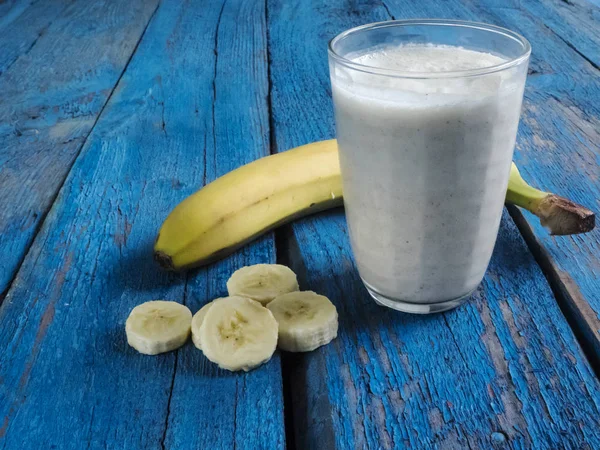 Bananen Smoothies Und Bananenfrüchte Zum Abnehmen Auf Hölzernem Background — Stockfoto