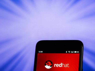 Kiev, Ukrayna - 25 Ekim 2018: Kırmızı şapka yazılım şirketi logo akıllı telefon görüntülenen gördüm.