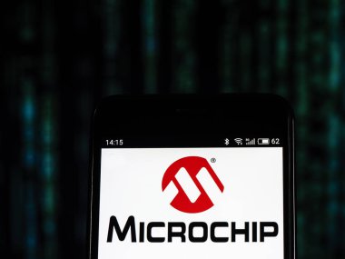 Kiev, Ukrayna - 25 Ekim 2018: Mikroçip Technology Corporation logo akıllı telefon görüntülenen gördüm. 