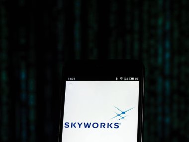 Kiev, Ukrayna - 25 Ekim 2018: Skyworks çözümleri şirket logosu üretim yarı iletken akıllı telefon görüntülenen gördüm. 