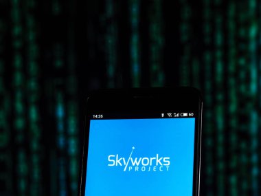 Kiev, Ukrayna - 25 Ekim 2018: Skyworks çözümleri şirket logosu üretim yarı iletken akıllı telefon görüntülenen gördüm. 