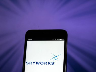 Kiev, Ukrayna - 25 Ekim 2018: Skyworks çözümleri şirket logosu üretim yarı iletken akıllı telefon görüntülenen gördüm. 
