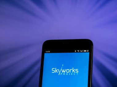 Kiev, Ukrayna - 25 Ekim 2018: Skyworks çözümleri şirket logosu üretim yarı iletken akıllı telefon görüntülenen gördüm. 