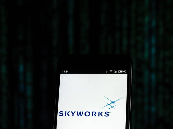 乌克兰基辅 2018年10月25日 Skyworks 解决方案半导体制造公司徽标显示在智能手机上 — 图库照片