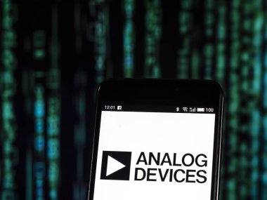 Kiev, Ukrayna - 26 Ekim 2018: Analog cihazlar, Inc logo akıllı telefon görüntülenen gördüm. 