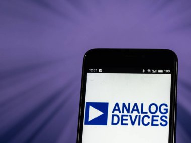 Kiev, Ukrayna - 26 Ekim 2018: Analog cihazlar, Inc logo akıllı telefon görüntülenen gördüm. 