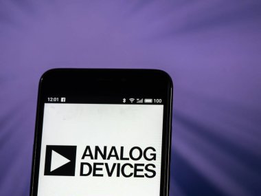 Kiev, Ukrayna - 26 Ekim 2018: Analog cihazlar, Inc logo akıllı telefon görüntülenen gördüm. 