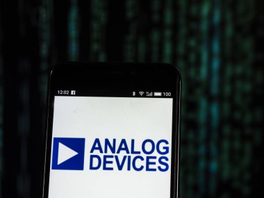 Kiev, Ukrayna - 26 Ekim 2018: Analog cihazlar, Inc logo akıllı telefon görüntülenen gördüm. 