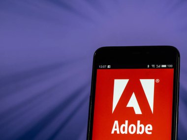 Kiev, Ukrayna - 26 Ekim 2018: Adobe Inc. logo akıllı telefon görüntülenen gördüm. Bir Amerikan çokuluslu bilgisayar yazılım şirketi Adobe A.ş.. 