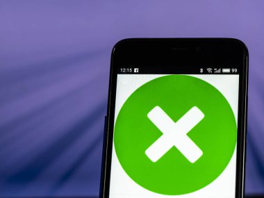  Kiev, Ukrayna - 26 Ekim 2018: Cansel erkek akıllı telefon görüntülenen gördüm.