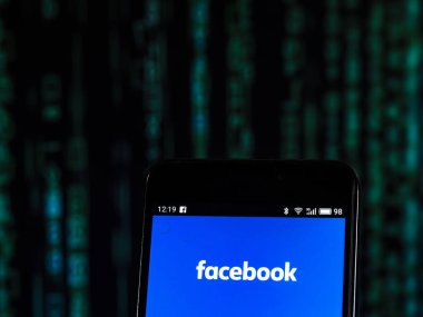 Kiev, Ukrayna - 26 Ekim 2018: Facebook logo akıllı telefon görüntülenen gördüm.