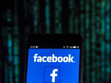 Kiev, Ukrayna - 26 Ekim 2018: Facebook logo akıllı telefon görüntülenen gördüm.