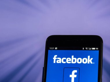 Kiev, Ukrayna - 26 Ekim 2018: Facebook logo akıllı telefon görüntülenen gördüm.
