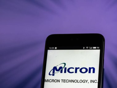 Kiev, Ukrayna - 26 Ekim 2018: Mikron Technology Corporation logo akıllı telefon görüntülenen gördüm.