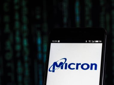 Kiev, Ukrayna - 26 Ekim 2018: Mikron Technology Corporation logo akıllı telefon görüntülenen gördüm.
