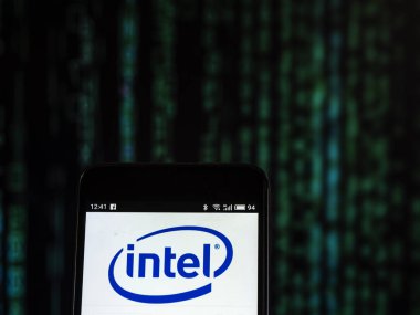 Kiev, Ukrayna - 26 Ekim 2018: Intel şirket logosu üretim yarı iletken akıllı telefon görüntülenen gördüm.