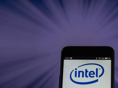 Kiev, Ukrayna - 26 Ekim 2018: Intel şirket logosu üretim yarı iletken akıllı telefon görüntülenen gördüm.