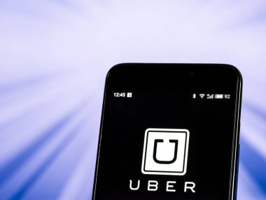 Kiev, Ukrayna - 26 Ekim 2018: Uber Ridesharing şirket logosu akıllı telefon görüntülenen gördüm. Bir peer-to-peer ridesharing, taksi, gıda dağıtım, Bisiklet paylaşımı ve ulaşım ağı şirketi Uber Teknolojileri A.ş. 