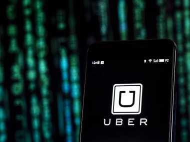 Kiev, Ukrayna - 26 Ekim 2018: Uber Ridesharing şirket logosu akıllı telefon görüntülenen gördüm. Bir peer-to-peer ridesharing, taksi, gıda dağıtım, Bisiklet paylaşımı ve ulaşım ağı şirketi Uber Teknolojileri A.ş. 